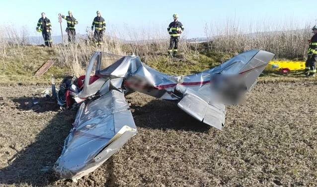 Policisté pátrají po svědcích letecké nehody, sedmasedmdesátiletý pilot na místě zemřel
