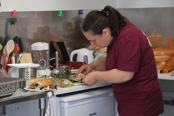 V Roudnici otevřeli nové bistro Hand & Cup. Pomáhají tam handicapovaní