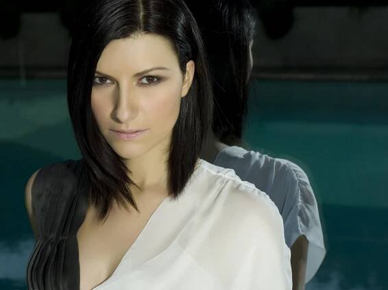 Sufre Laura Pausini tremenda caída durante show en Milán – Europa Beat