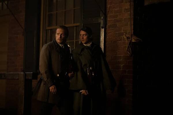 Cizinka - Ustavičná adorace - Z filmu - Sam Heughan, César Domboy