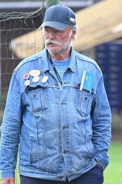 FOTO: Pavel Nový byl stylově oblečený. – stránka 31