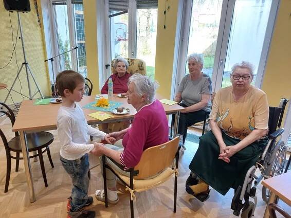 Besídka v Domově pro seniory Rybniční | Mateřská školka AB Svojsíka