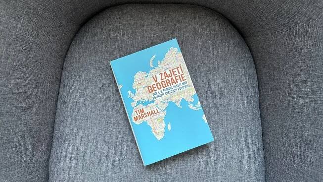 Recenze: Objevte, jak geografie utváří náš svět v knize V zajetí geografie