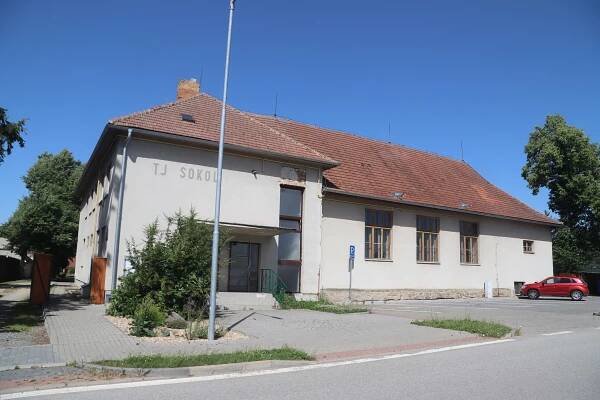 Soubor:Overview of Sokolhouse in Studenec, Třebíč District.jpg