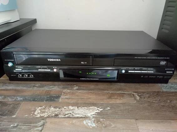 Prodám combo přehrávač DVD + VHS TOSHIBA