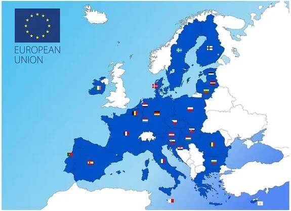 Mapa Evropské unie s územním členěním států se jmény a vlajkami národů, vektorová ilustrace — Ilustrace