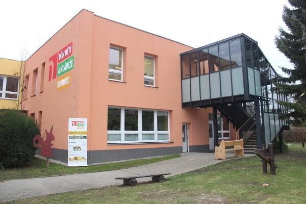 DDM na Janského má novou fasádu, zdobí ji speciální „rorýsovníky“