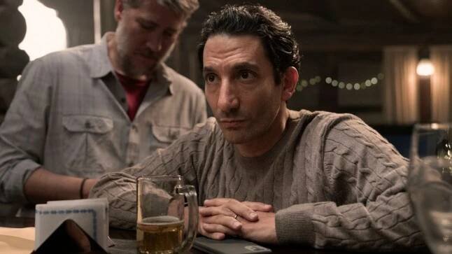 Alberto Ammann as Leo and Juan Minujin as Marcos drinking beer in a bar in Netlfix thriller Caught