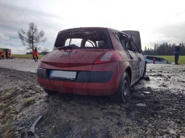Při nehodě tří aut u Koclířova bylo zraněno šest lidí. Jedno z aut začalo hořet | Týdeník Policie