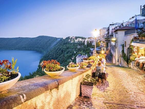 Život ve městě v Castel Gandolfo, papežova letního pobytu, Itálie — Stock obrázek