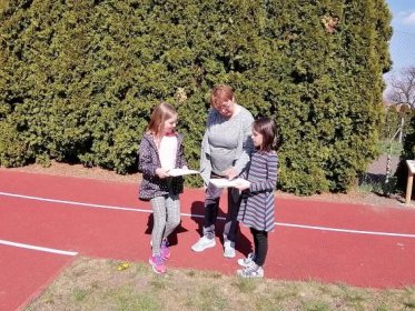 Břeclavští školáci se učí v zeleni. Škola Jana Noháče otevřela výukovou zahradu