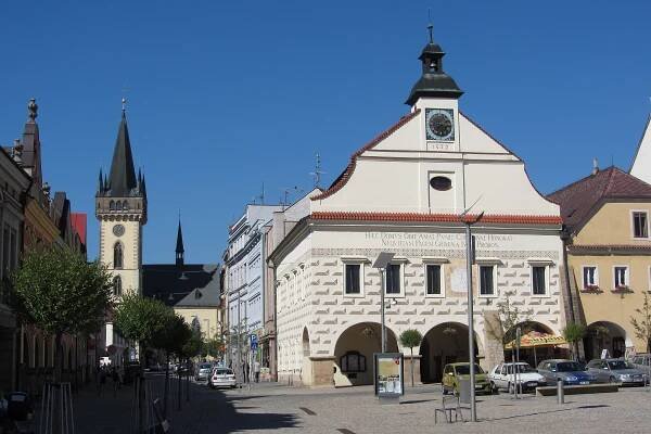 Soubor:Kostel,radnice,dvur kralove nad labem.JPG – Wikipedie