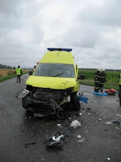 Srážku auta se sanitkou nepřežili dva lidé