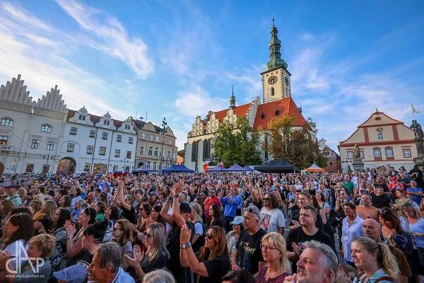Skupina Alice & Dan Bárta naplnila táborské Žižkovo náměstí. Lidé přispívali Kaňce