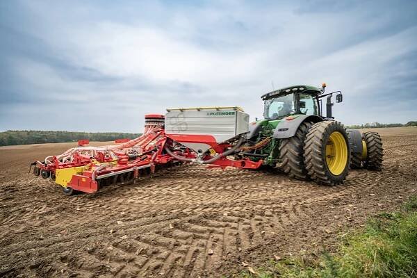 PÖTTINGER AEROSEM VT Tažená pneumatická secí kombinace