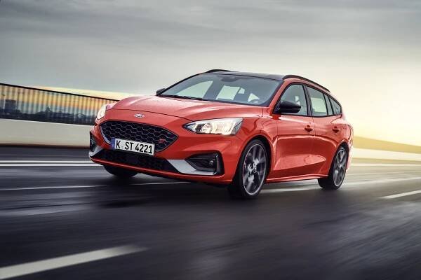 Ford Focus ST ve verzi kombi přijede v létě na český trh. Jak dopadne ve srovnání s Octavií RS?