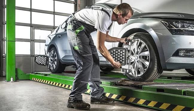 Geometrie kol: Auto táhne do strany, křivý volant, sjíždějí se pneumatiky – kdy ji zkontrolovat a jaká je cena seřízení?