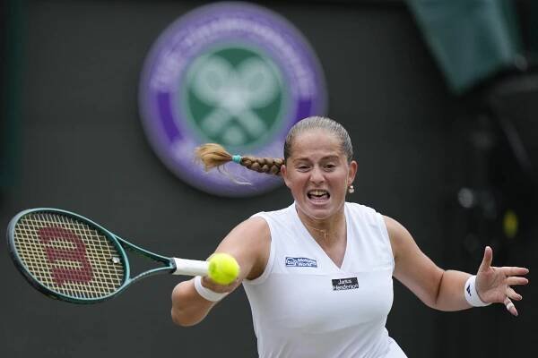 Jelena Ostapenková v souboji s Barborou Krejčíkovou