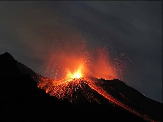 sopka stromboli vybuchne - stromboli volcano - stock snímky, obrázky a fotky