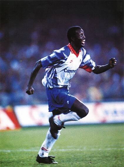 I na kontinentu pučů lze předat moc pokojně. Prezident Weah, držitel Zlatého míče, šel ze hry už v poločase a může za to