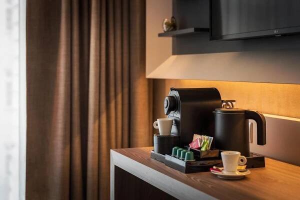 Fasilitas pembuat kopi dan teh di Hotel CUBE Prague