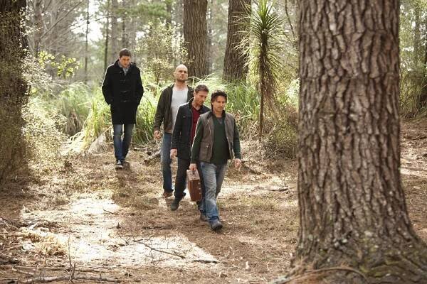 The Almighty Johnsons - Hunting Reindeer on Slippery Rocks - Z filmu - Dean O'Gorman, Ben Barrington, Emmett Skilton, Timothy Balme