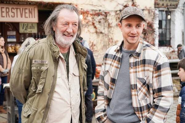 Hořký svět - Série 1 - Z filmu - Bolek Polívka, Jakub Štáfek