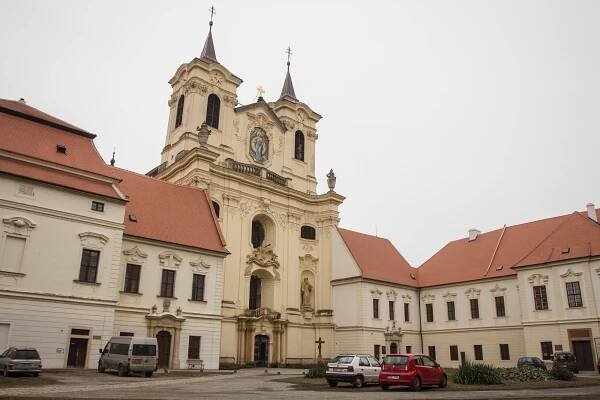VIDEO. Četníci, Labyrint a Rajhrad. Lupiče z vlaku hledali v dávném klášteře