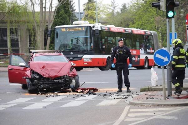 Děsivá nehoda ve Strašnicích: Rozstřelené auto uprostřed křižovatky, další dvě skončila na chodníku!