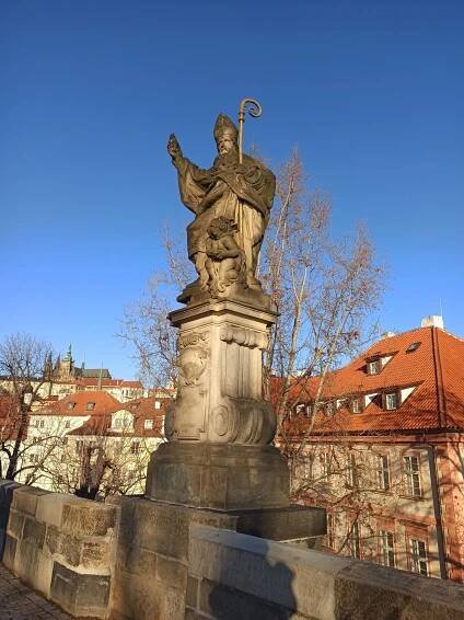 Fotografie - Socha sv. Augustina na Karlově mostě v Praze - 20.12.2021