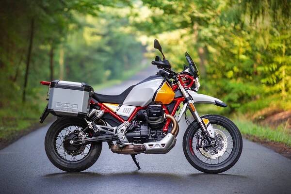 Univerzální a stylové enduro, které vás vyveze stejně dobře do hor jako na kafe. Vyzkoušeli jsme nejnovější Moto Guzzi!