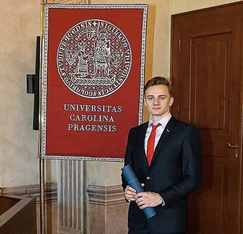 Při hokeji vystudoval Karlovku. A teď ještě klavír! říká Mgr. Brož