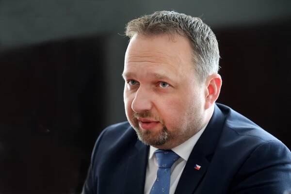 Firma Jurečkovy manželky dostala zakázku od Vojenských lesů. Podepsal ji bývalý ministrův poradce