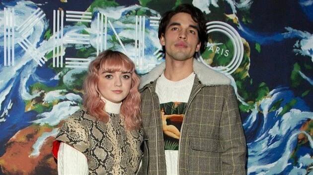 Maisie Williamsová s přítelem Olliem Jacksonem (KENZO show, Paris Fashion Week, Paříž, Francie, 20. ledna 2019)