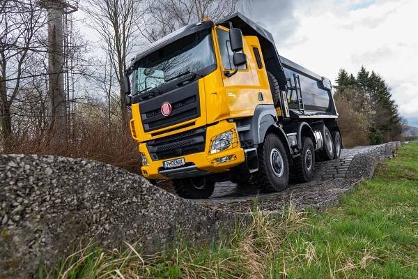 Tatra Phoenix 8×8 na kopřivnickém polygonu: Těžká zkouška jako na opičí dráze