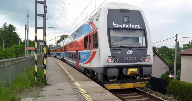 Na železniční trať mezi Bruntálem a Krnovem poničenou povodní se vrátily vlaky