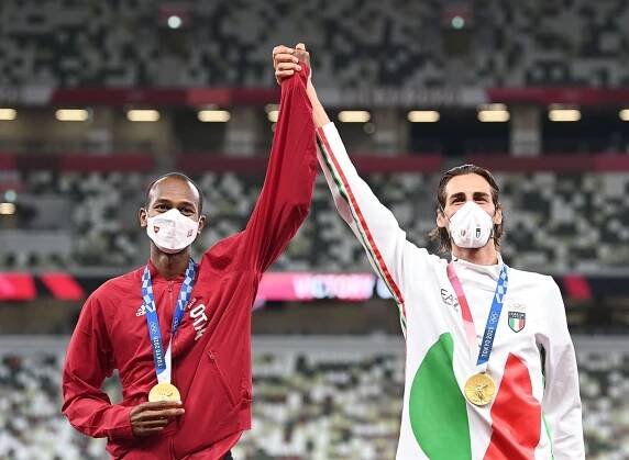 Že sport není vždy jen o sportovních výkonech, ale také o přátelství, dokazují atleti ve skoku do výšky Mutaz Essa Barshim z Kataru a Gianmarco Tamberi z Itálie. Na olympijských hrách v Tokiu v roce 2020 se podělili o zlatou medaili ((na snímku). Letos v Paříži Ital při rozeskakování přispěchal na pomoc Barshimu, který se při pokusu zastavil s bolestí nohy. Byl to právě Tamberi, který byl u svého soupeře jako první a poskytl mu pomoc. 