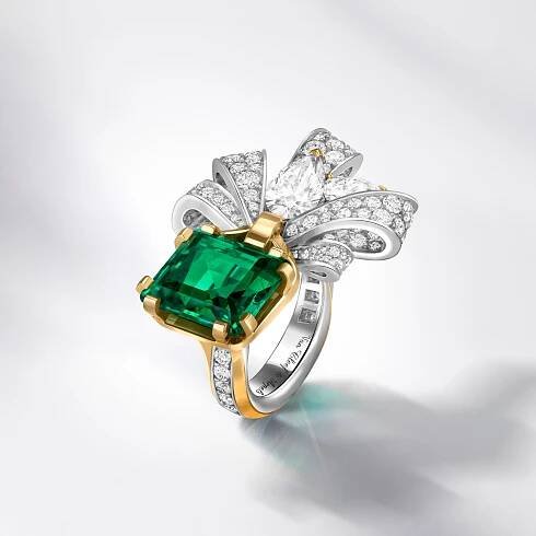 Nodo émeraude ring, white gold, yellow gold, one square-cut emerald of 5.04 carats (Colombia), diamonds