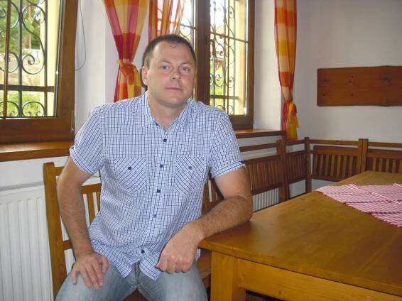 Lidé si zvykají kouřit na předzahrádkách