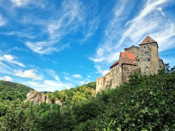 Hrad Hardegg stojí na vysoké skále nad městem.