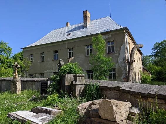 Loukov (u Mnichova Hradiště) - bývalá fara čp. 5 u kostela Nejsvětější Trojice (stav květen 2023) (2).jpg