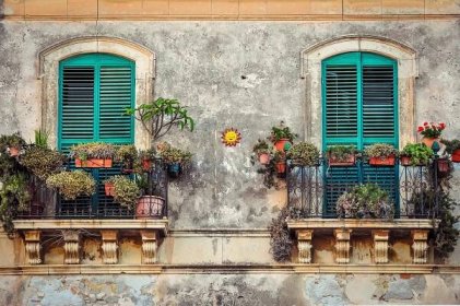 Krásný vinobraní balkon s barevnými květinami a dveřmi — Stock Fotografie © martinm303 #29874167
