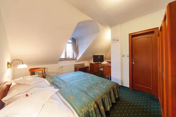 Postel nebo postele na pokoji v ubytování AGH Hotel