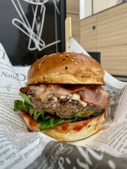 Burger s hovězím masem, modrým sýrem a slaninou vč. hranolků: 1-2 osoby