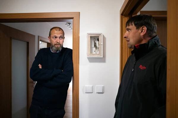 Tomáš Matuška z Univerzitního centra energeticky efektivních budov ČVUT (vlevo) a Michal Broum z firmy nabízející úsporné vytápění