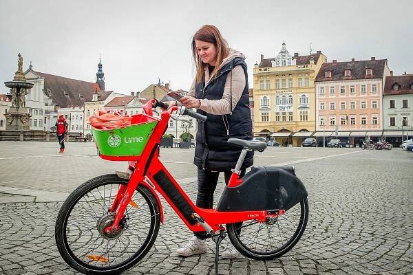 Sdílené služby mohou pomoct s dopravními zácpami, věří v Budějovicích