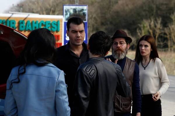 Şevkat Yerimdar - Toprak Bile Kayar, Hayat Kaymaz Mı? - Z filmu - Özgürcan Çevik, Burak Demir, Başak Parlak