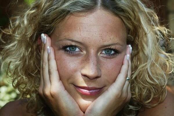 Stočesová stárne do krásy, jedna z mála kudrnatých Miss vypadá ve 45 stále nádherně, posívejte