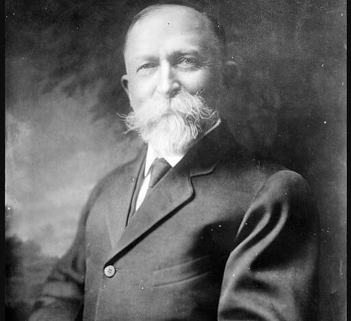 I když má milující manželku, přesto žije John Harvey Kellogg až do smrti v celibátu.