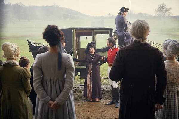 Jarmark marnosti - Slečna Sharpová tváří v tvář nepříteli - Z filmu - Frances de la Tour, Tom Bateman